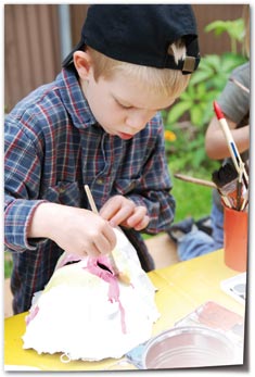 Kinder zeigen ihre Masken